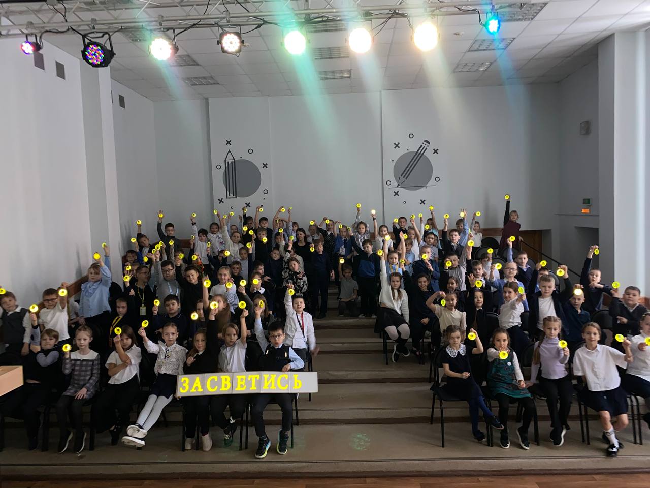 Более 300 юных участников дорожного движения получили световозвращающие приспособления.